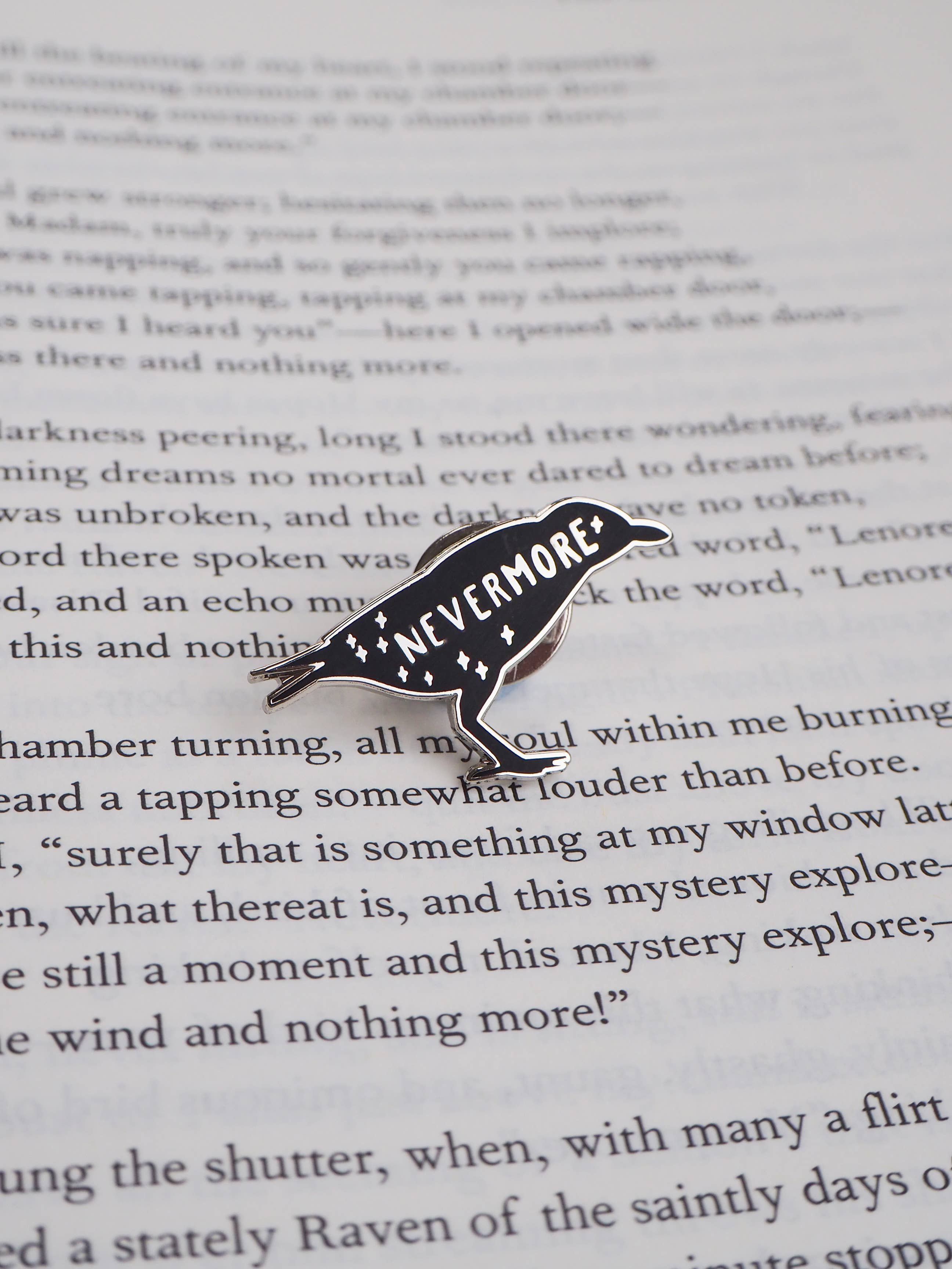 LiteraryEmporium - The Raven Edgar Allan Poe emalj-pin från Gothiska samlingen