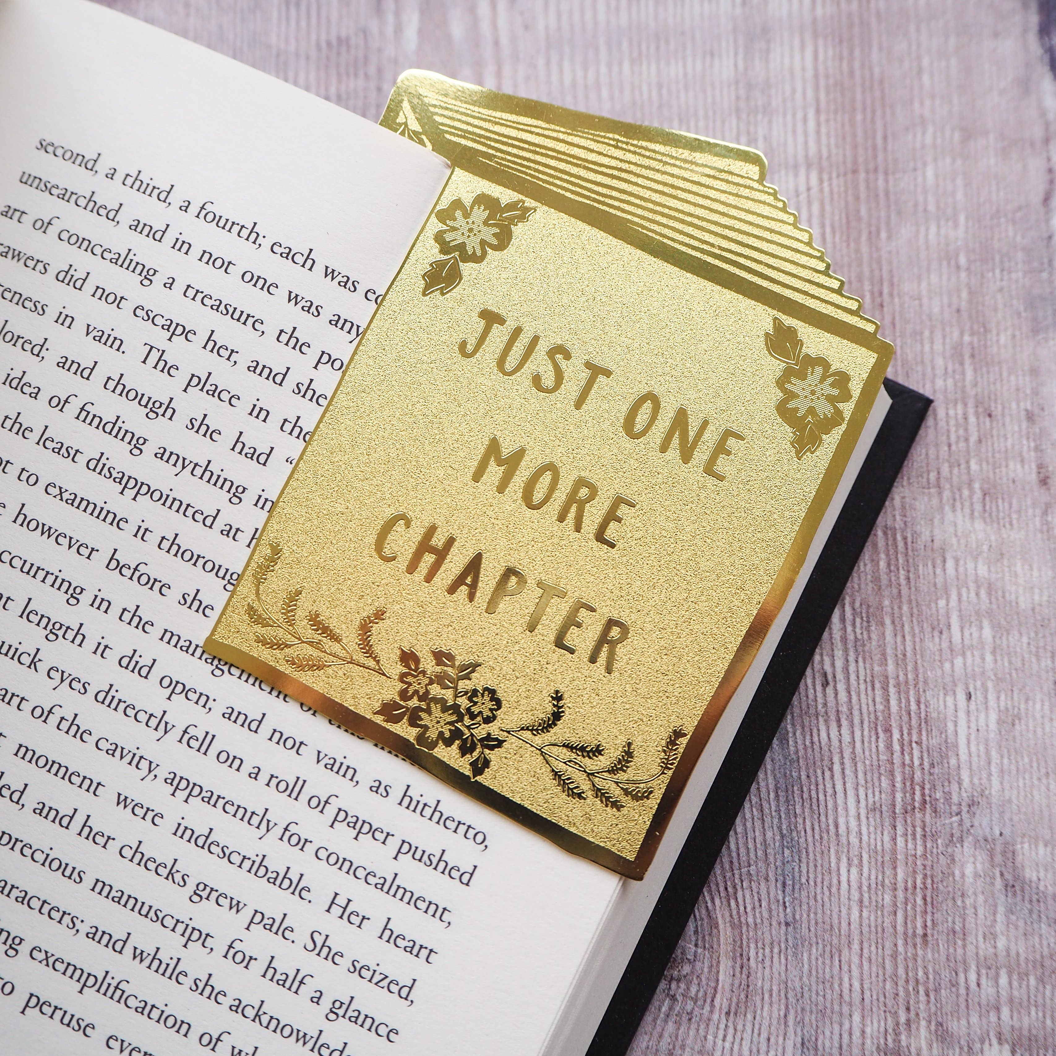 LiteraryEmporium - Bokmärke i mässing med texten »Just One More Chapter»