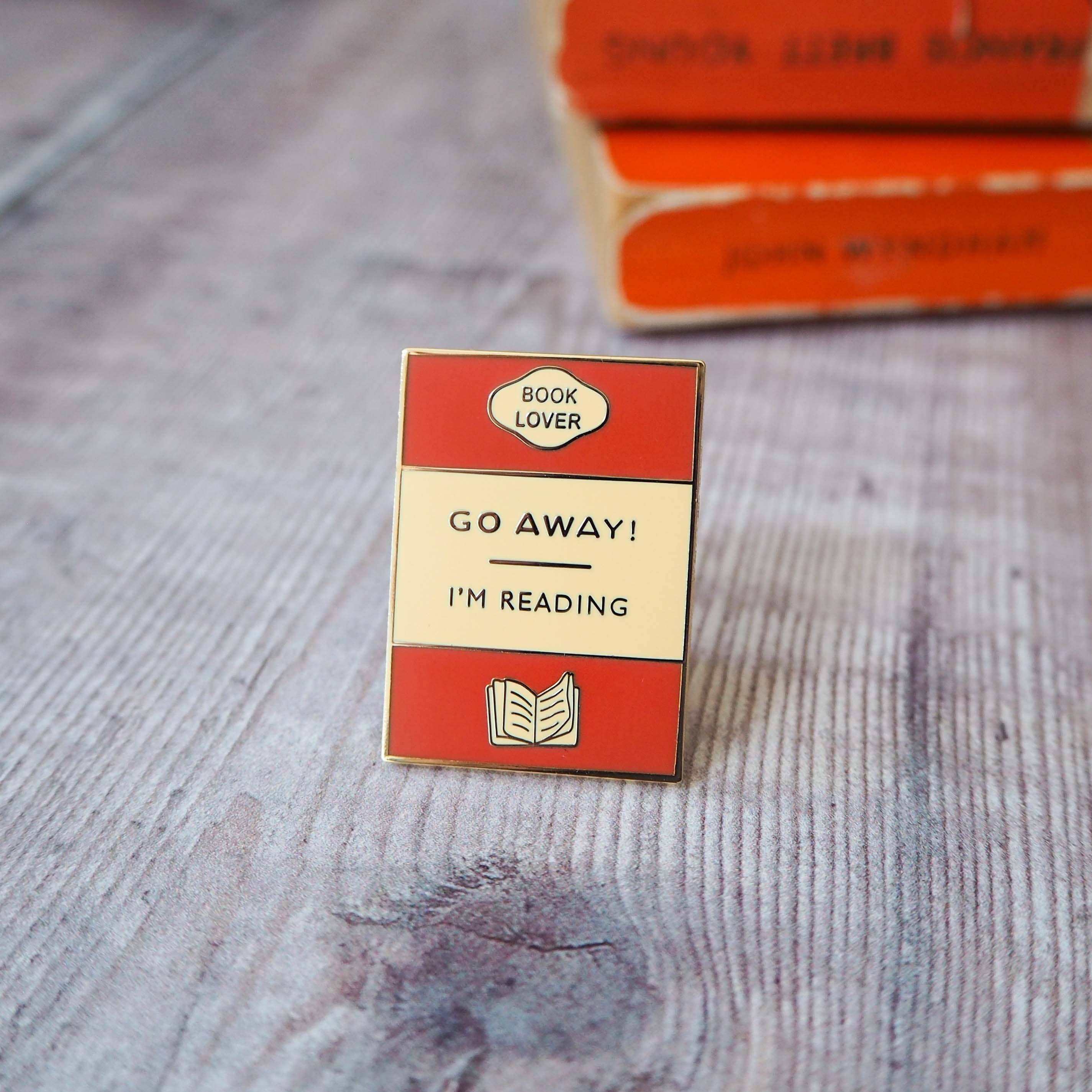 LiteraryEmporium - Bokälskare Emaljpin 'Go Away I'm Reading'