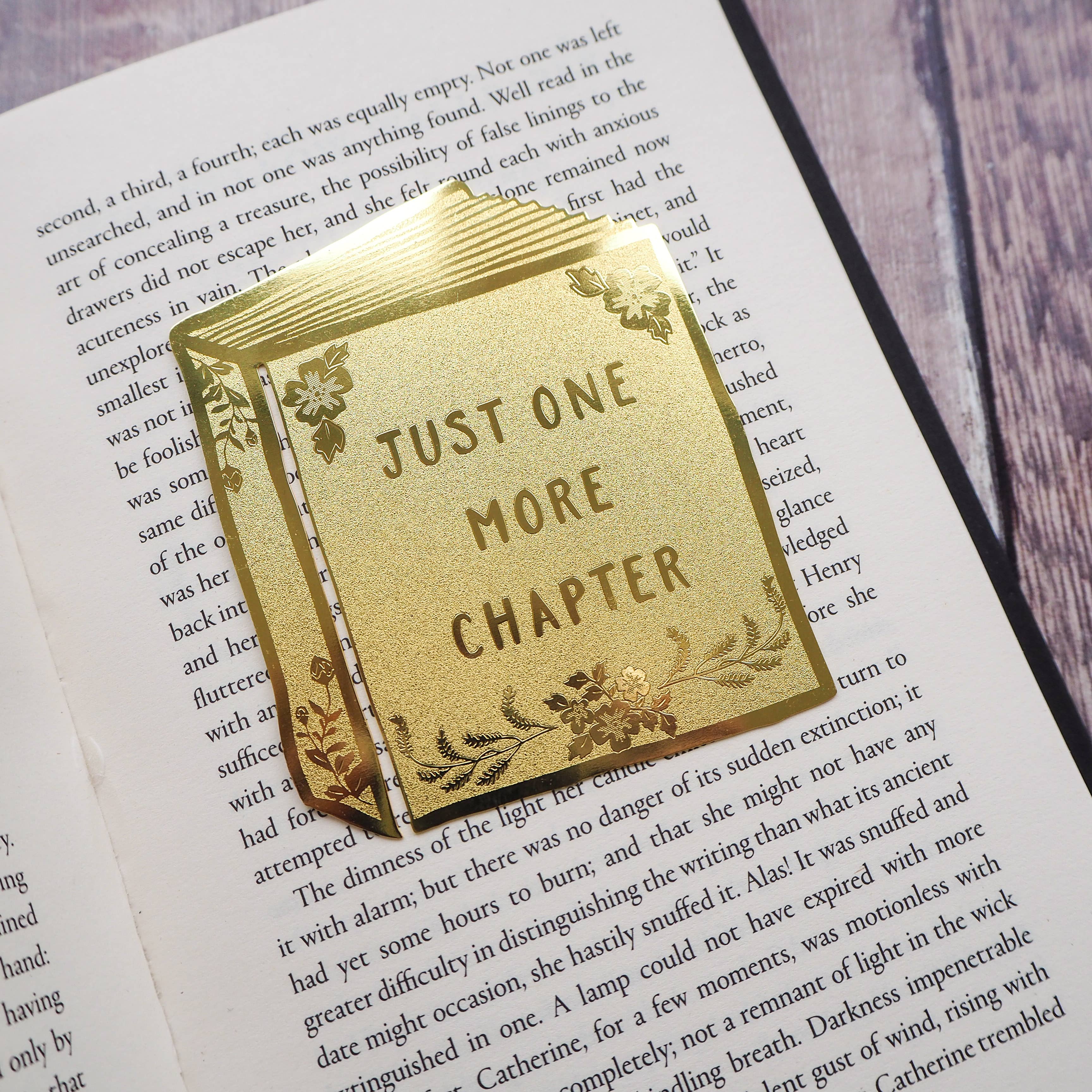 LiteraryEmporium - Bokmärke i mässing med texten »Just One More Chapter»