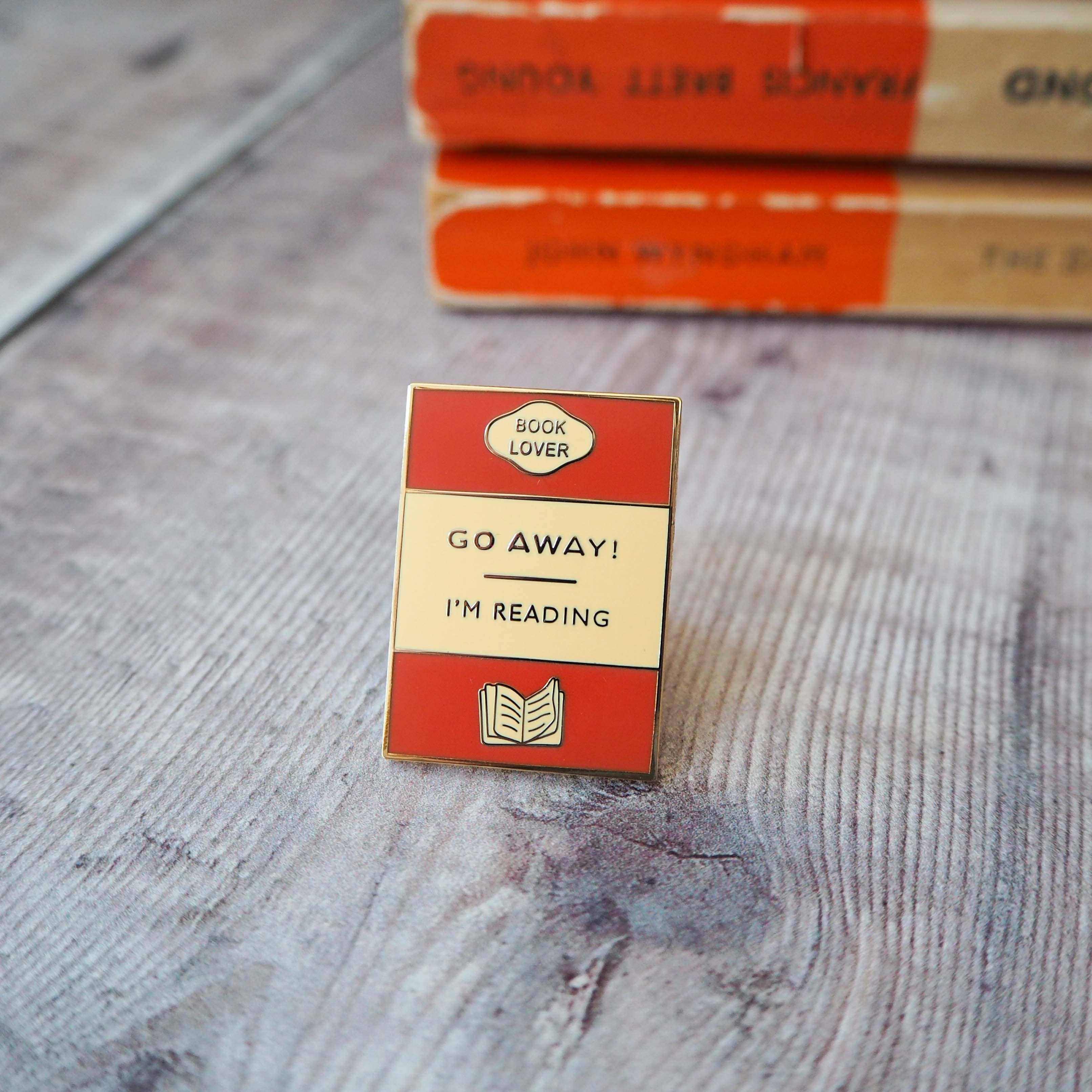 LiteraryEmporium - Bokälskare Emaljpin 'Go Away I'm Reading'
