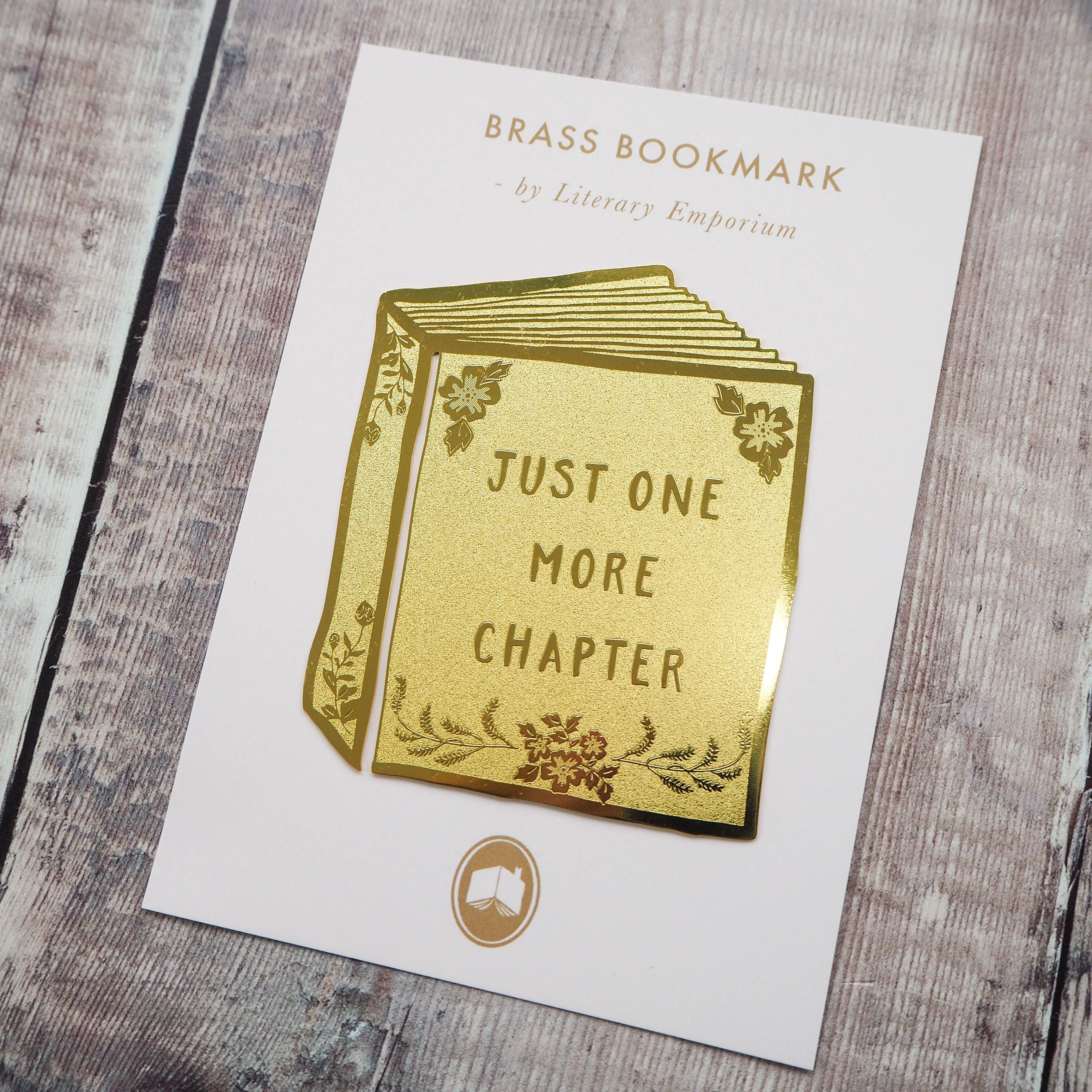 LiteraryEmporium - Bokmärke i mässing med texten »Just One More Chapter»