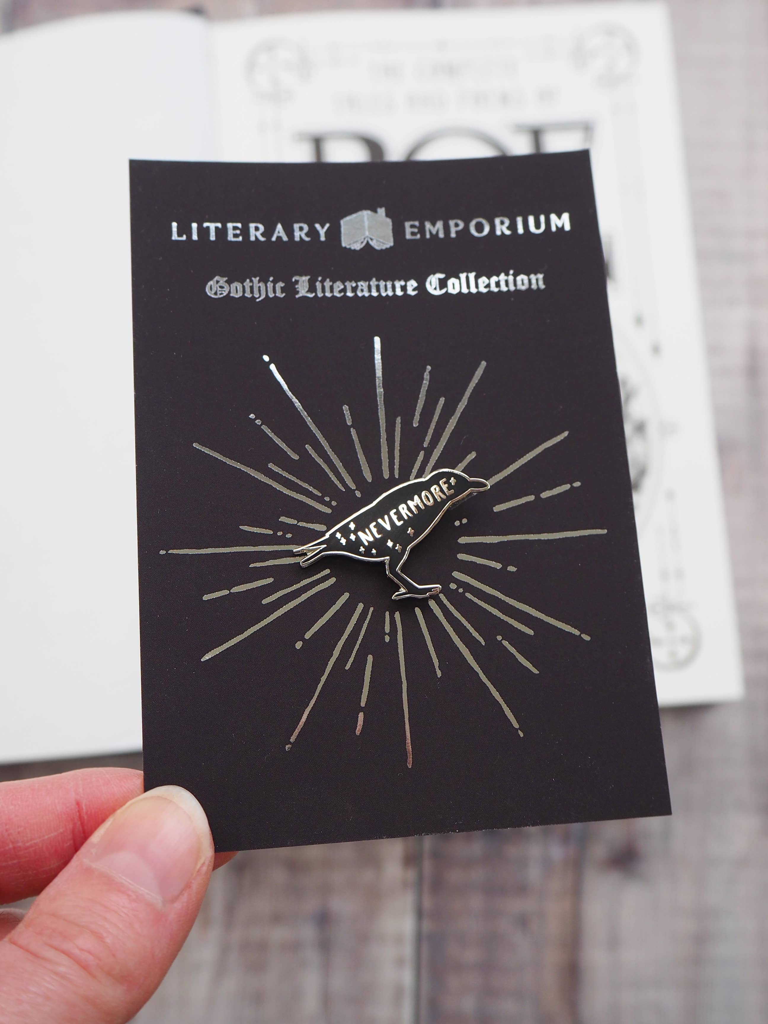 LiteraryEmporium - The Raven Edgar Allan Poe emalj-pin från Gothiska samlingen