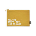 Studio Inktvis - Necessär i canvas med dragkedja 'All the Stuff I Try Not to Lose' i senapsgult