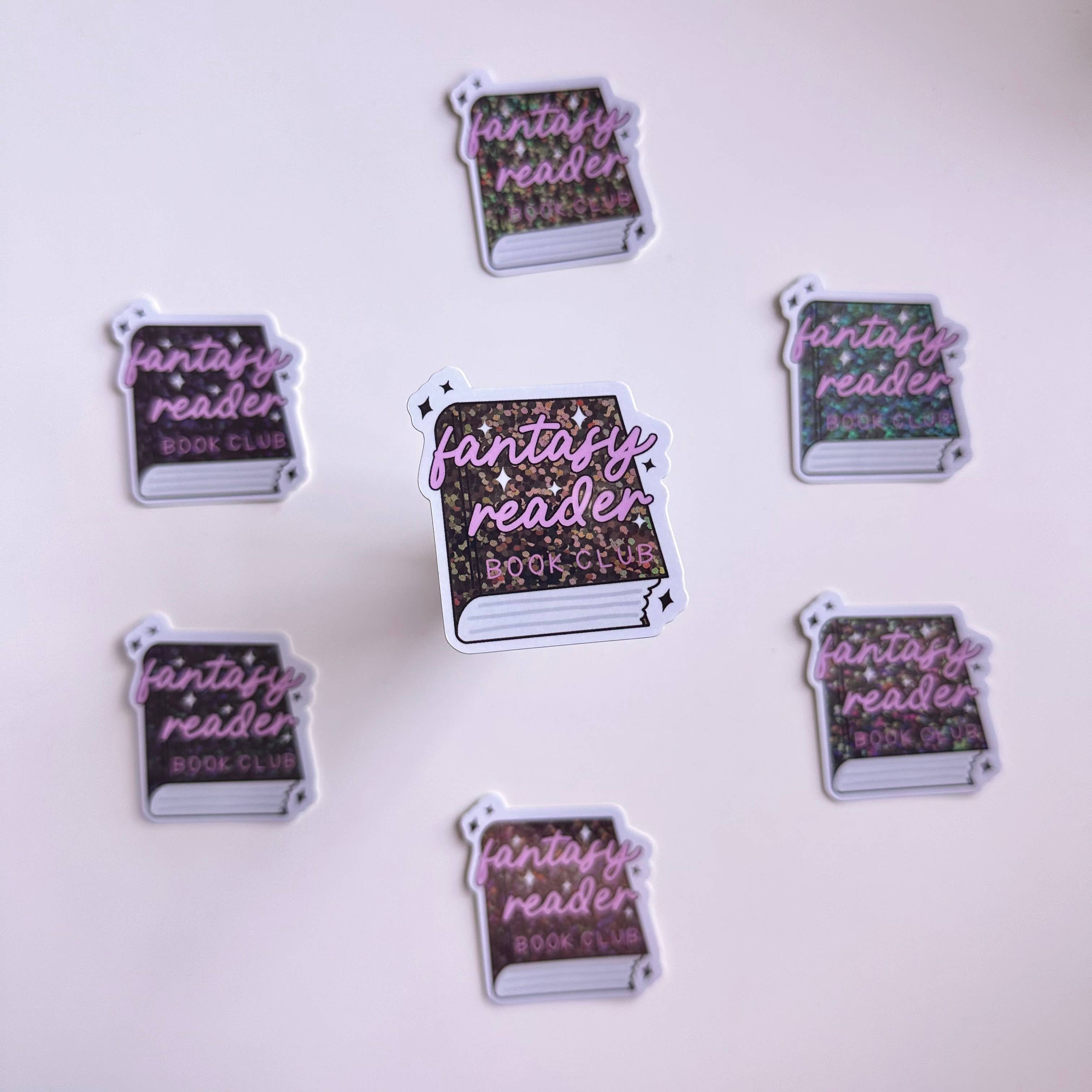 Dolly’s Doodles - Holografiskt klistermärke | Glitter Fantasy Reader Book Club Rosa