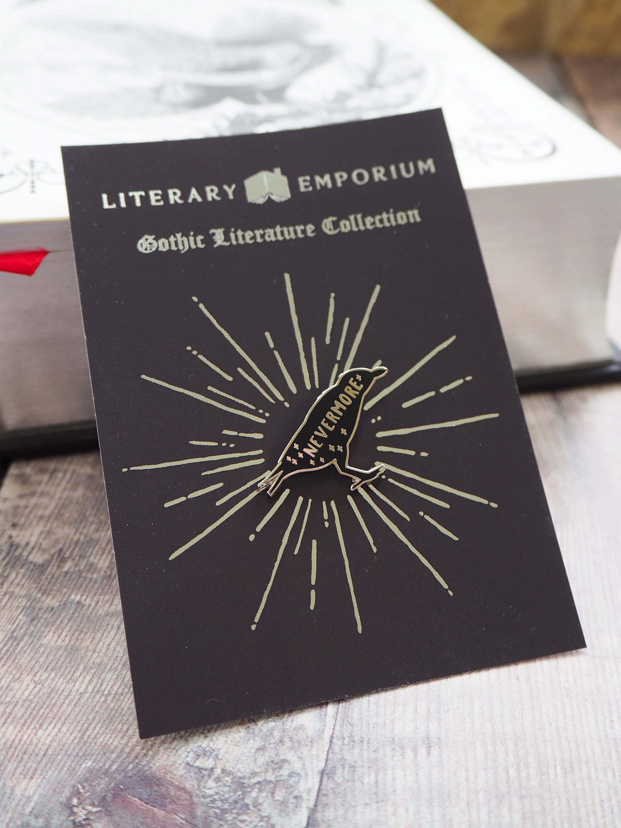 LiteraryEmporium - The Raven Edgar Allan Poe emalj-pin från Gothiska samlingen