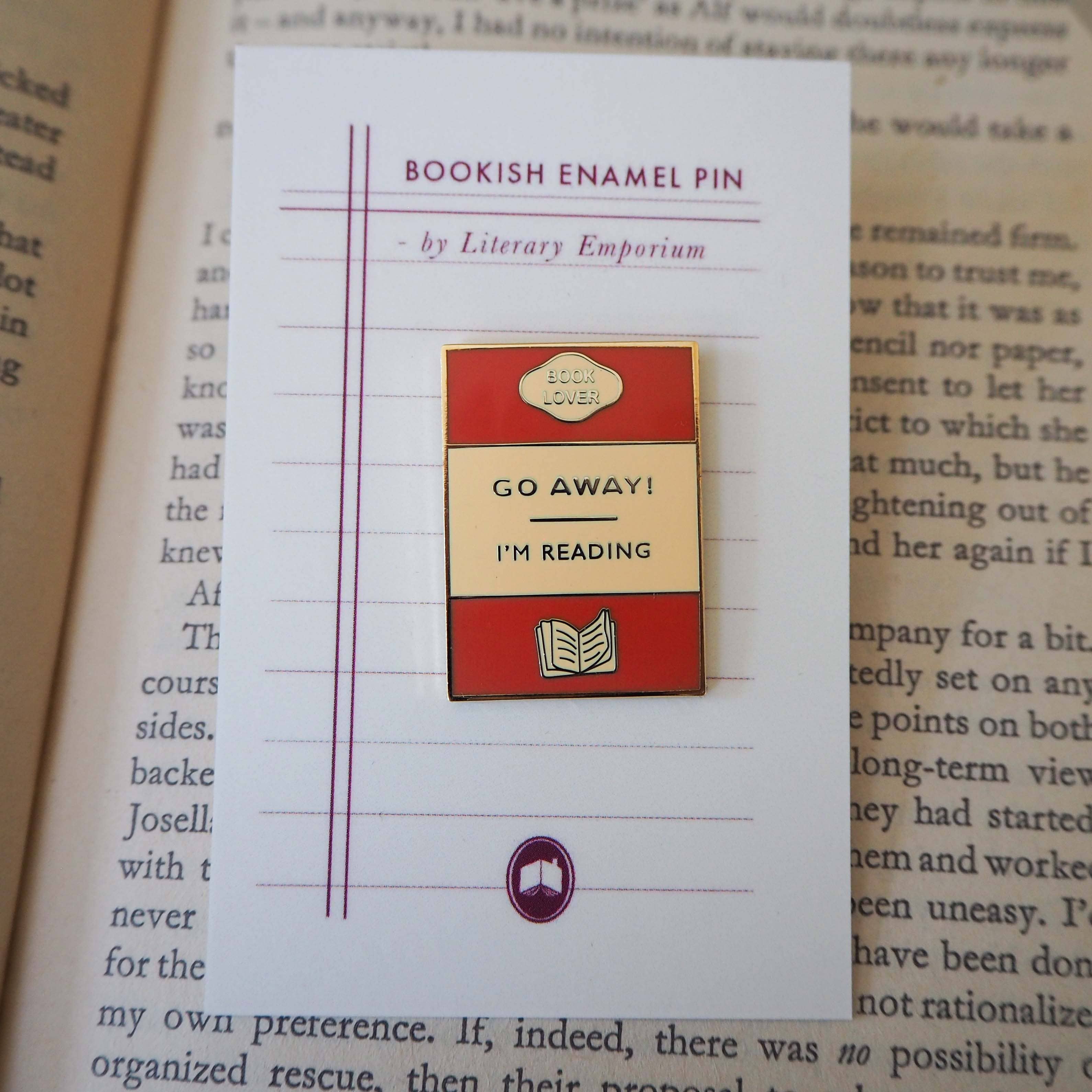 LiteraryEmporium - Bokälskare Emaljpin 'Go Away I'm Reading'