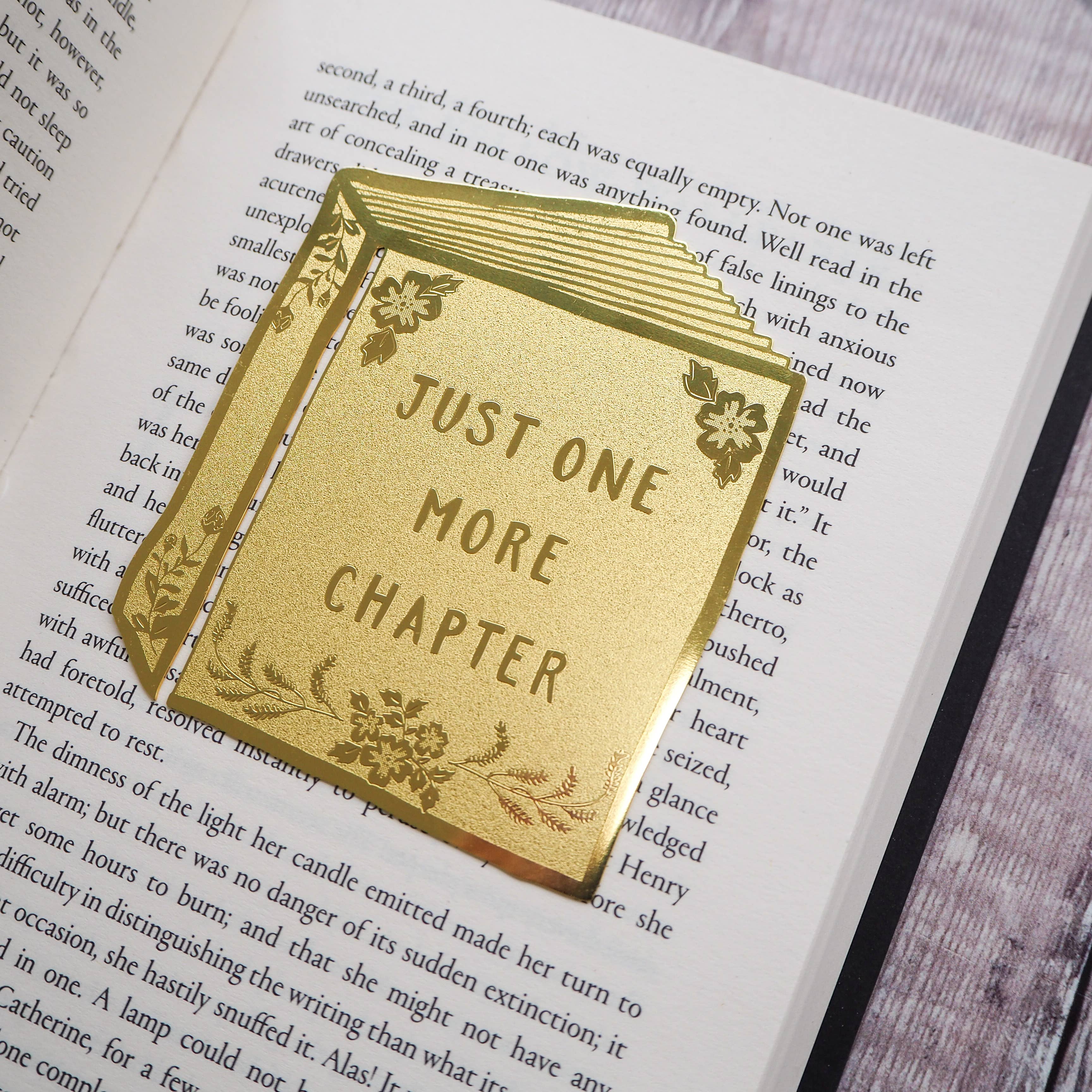 LiteraryEmporium - Bokmärke i mässing med texten »Just One More Chapter»