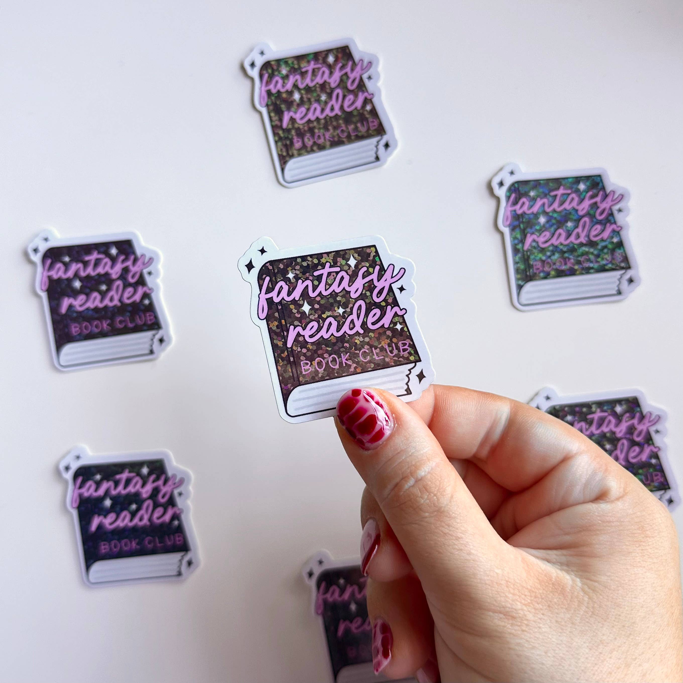 Dolly’s Doodles - Holografiskt klistermärke | Glitter Fantasy Reader Book Club Rosa