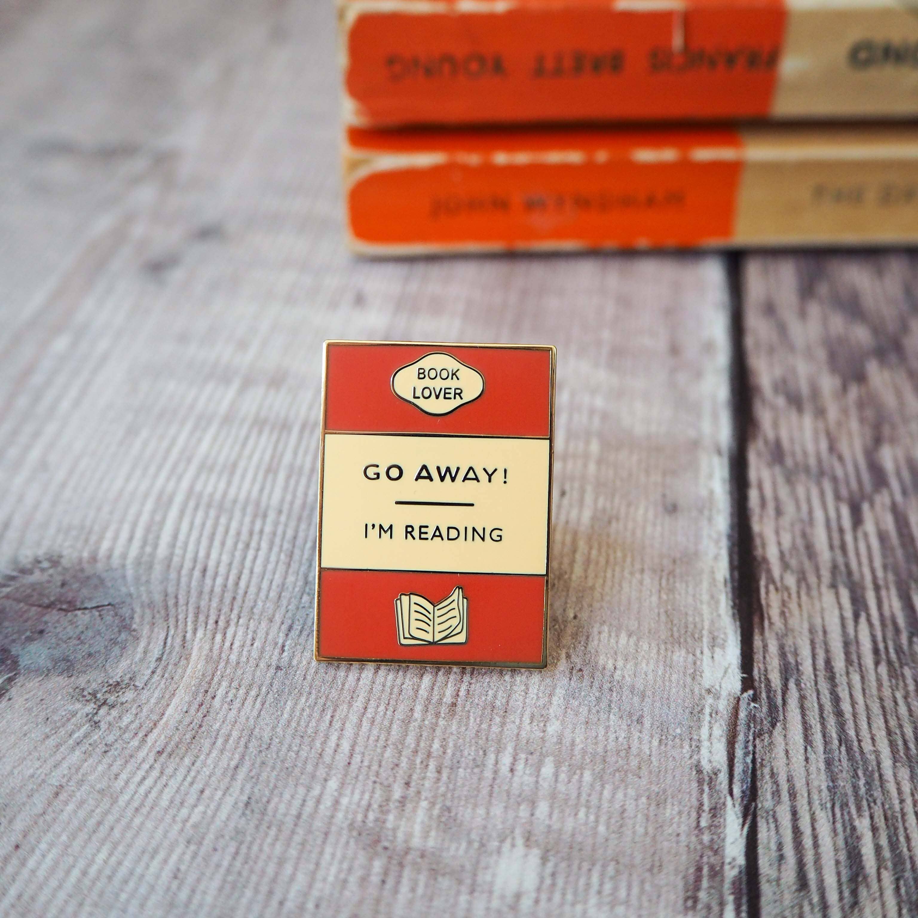 LiteraryEmporium - Bokälskare Emaljpin 'Go Away I'm Reading'
