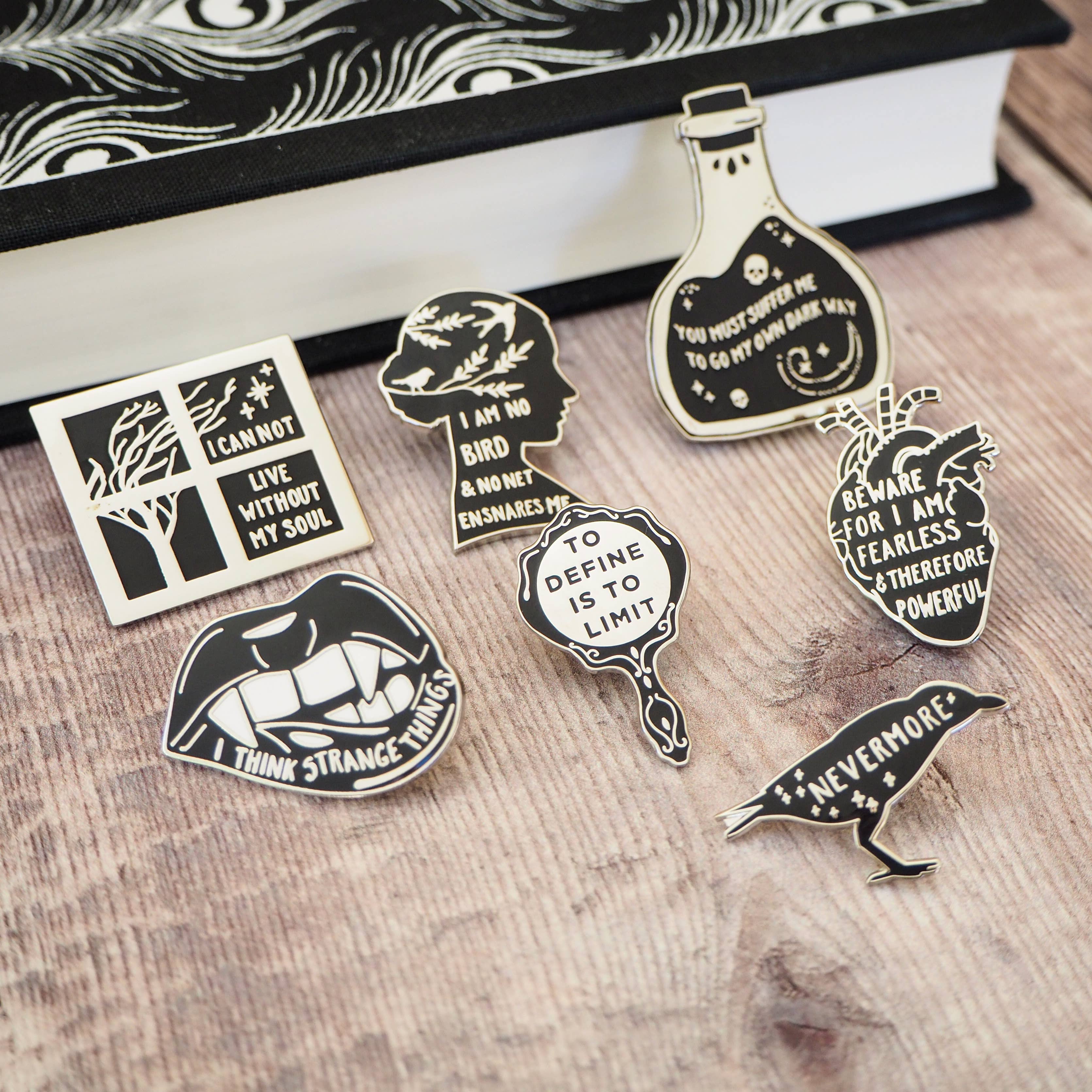LiteraryEmporium - The Raven Edgar Allan Poe emalj-pin från Gothiska samlingen