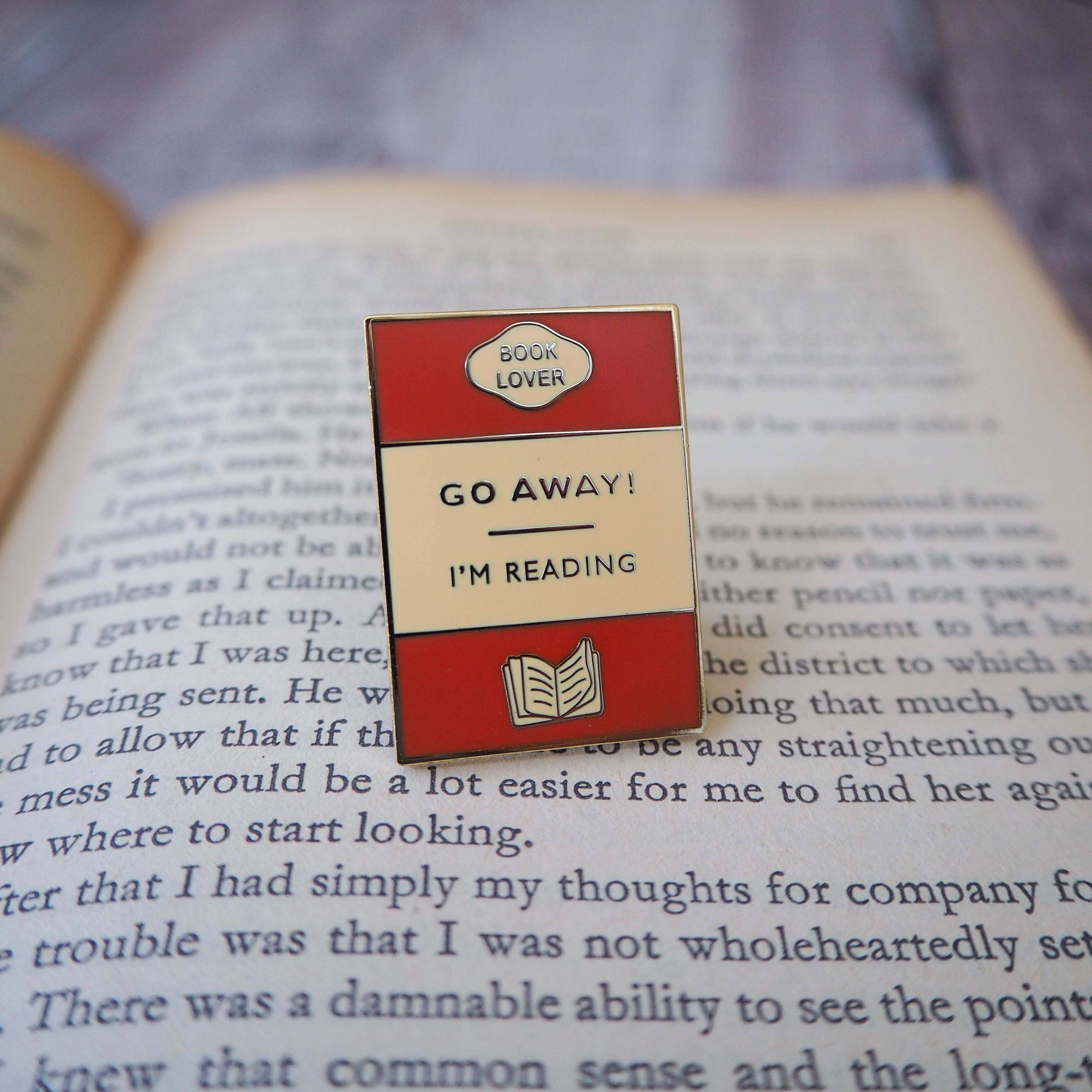 LiteraryEmporium - Bokälskare Emaljpin 'Go Away I'm Reading'