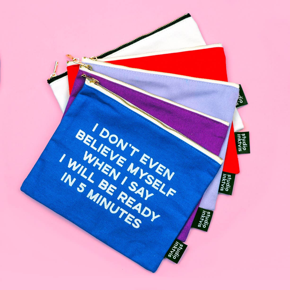 Studio Inktvis - Necessär i canvas med dragkedja 'All the Stuff I Try Not to Lose' i senapsgult