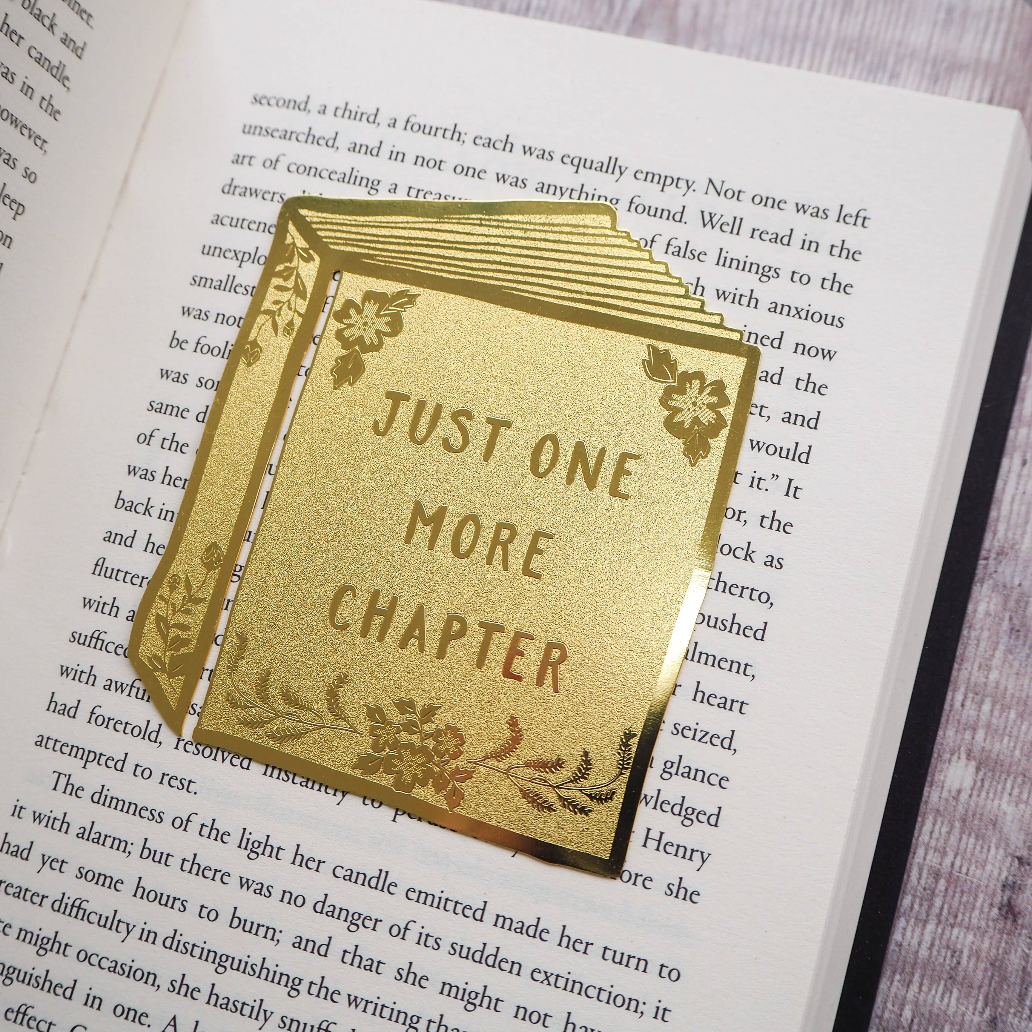 LiteraryEmporium - Bokmärke i mässing med texten »Just One More Chapter»
