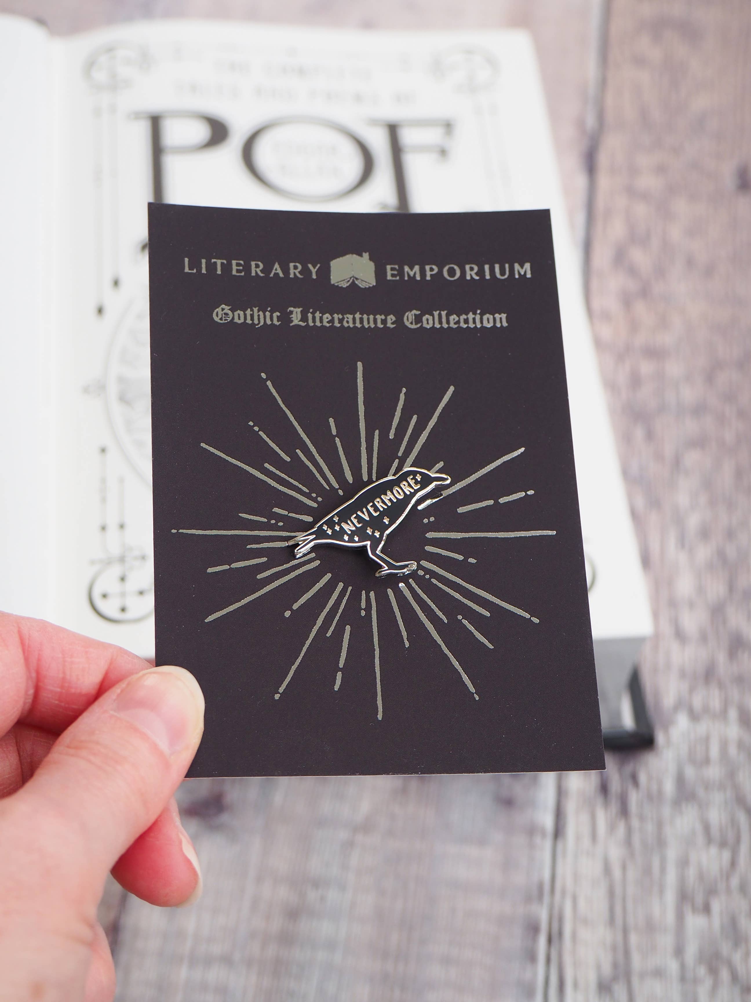LiteraryEmporium - The Raven Edgar Allan Poe emalj-pin från Gothiska samlingen