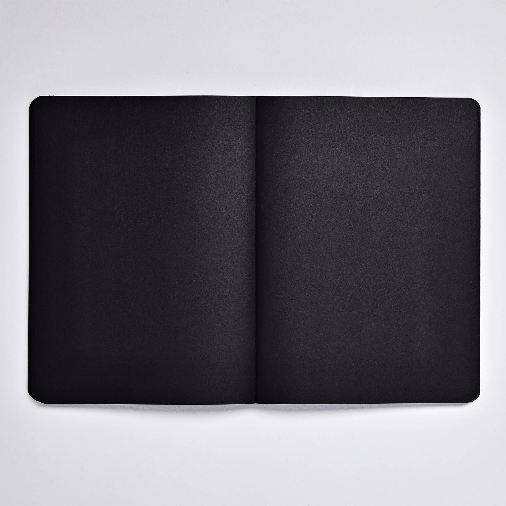 Not White Black A5+, 144 svarta sidor, från nuuna