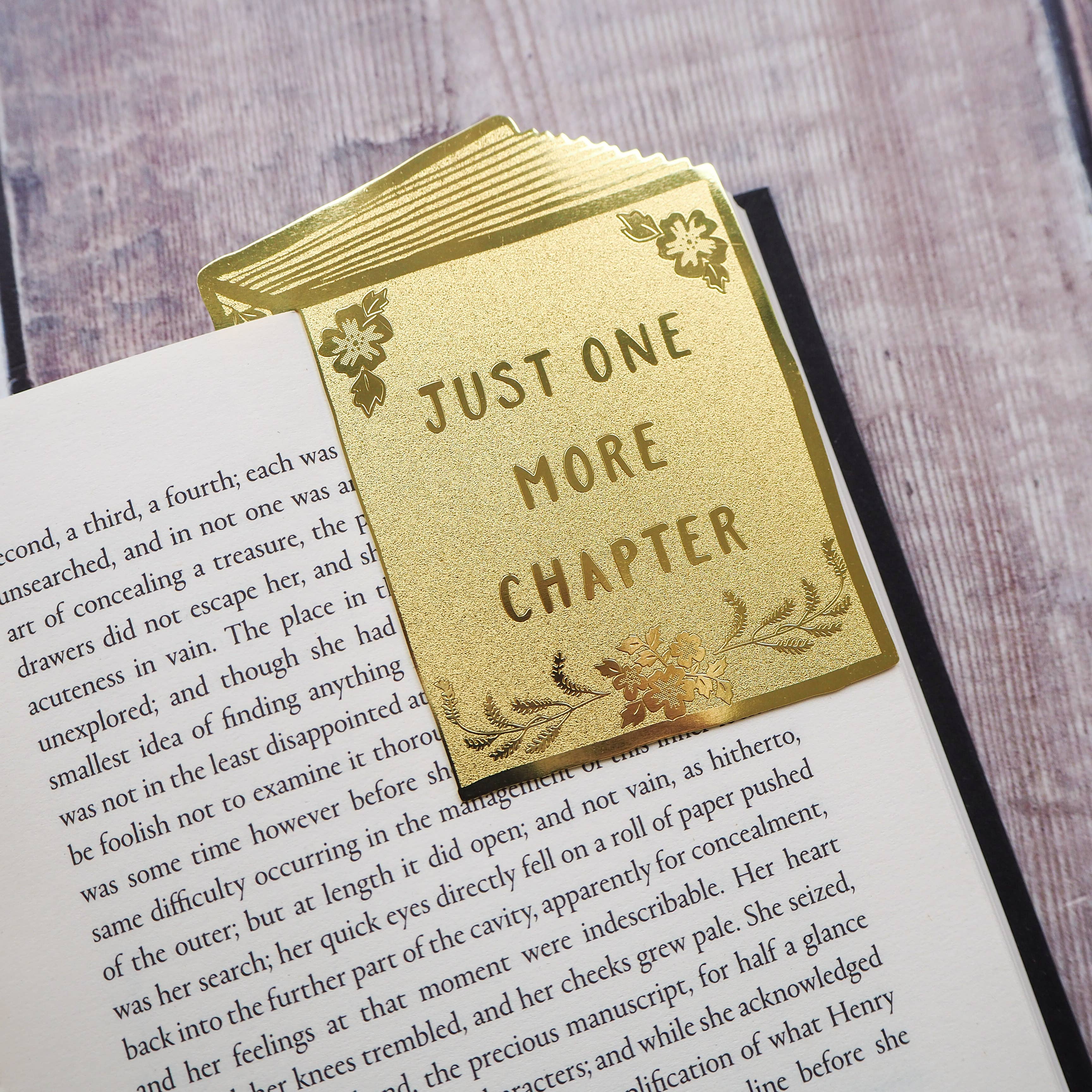 LiteraryEmporium - Bokmärke i mässing med texten »Just One More Chapter»